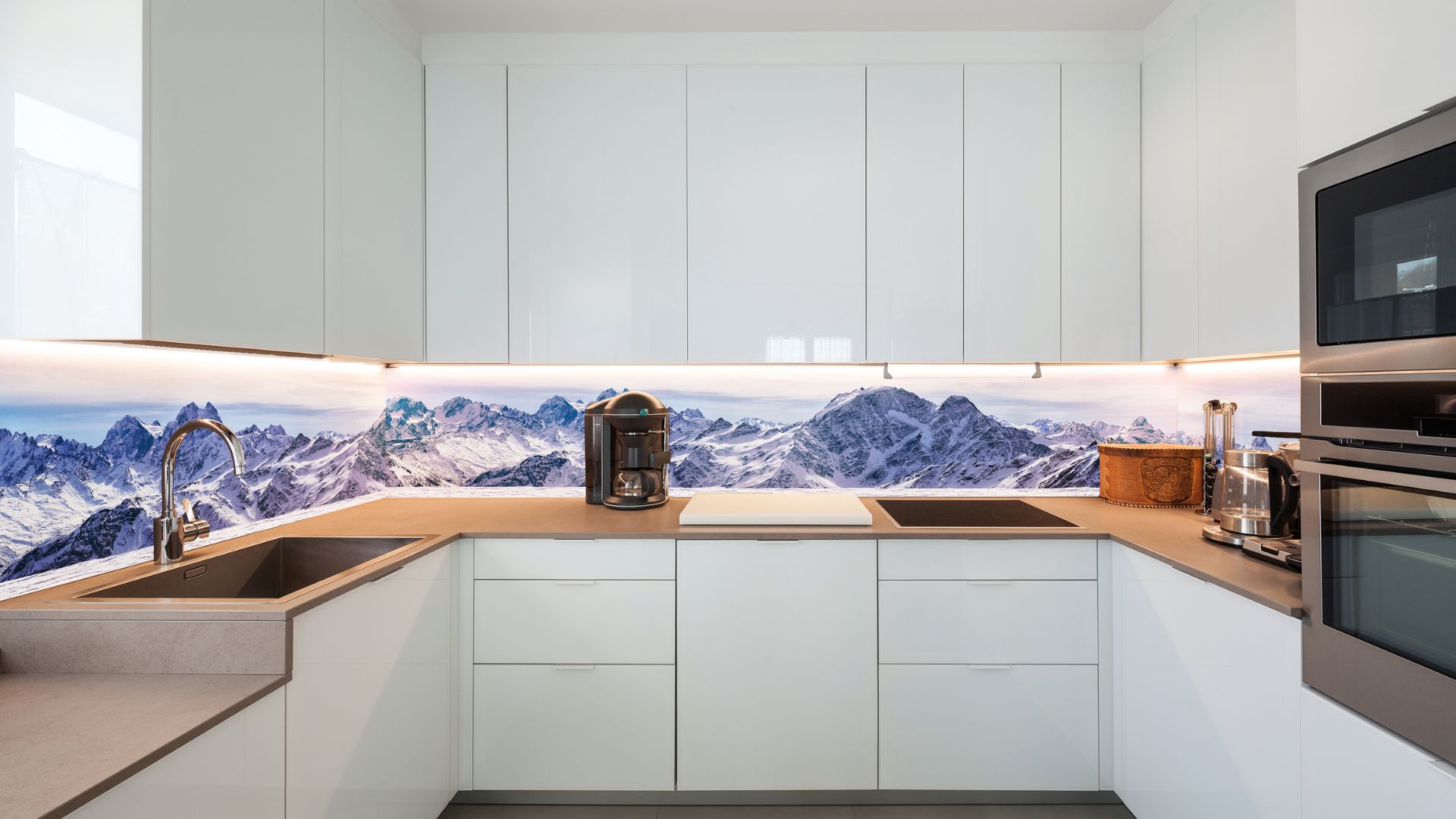 Bedruckte Glasrückwand mit Alpenpanorama in einer modernen Küche